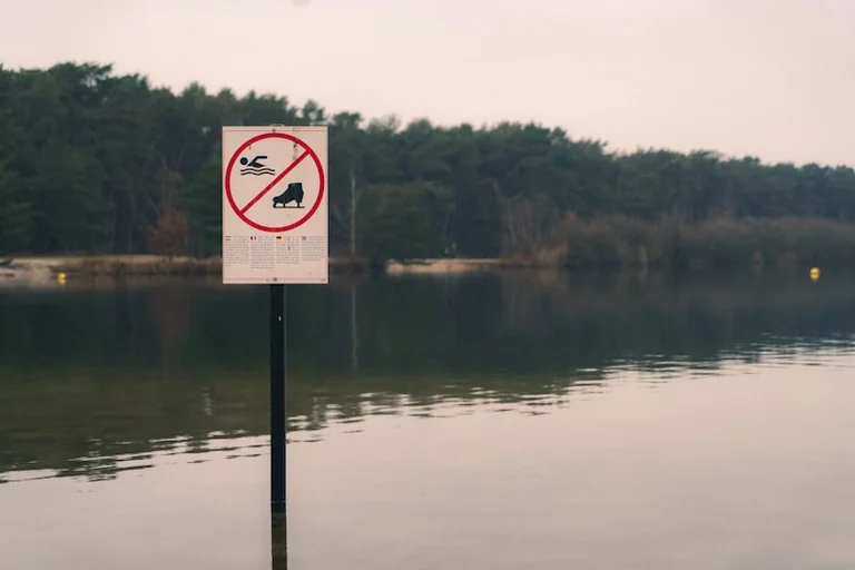 Kohtla-Järvel ei soovitata Rahvapargi tiigis ujuda