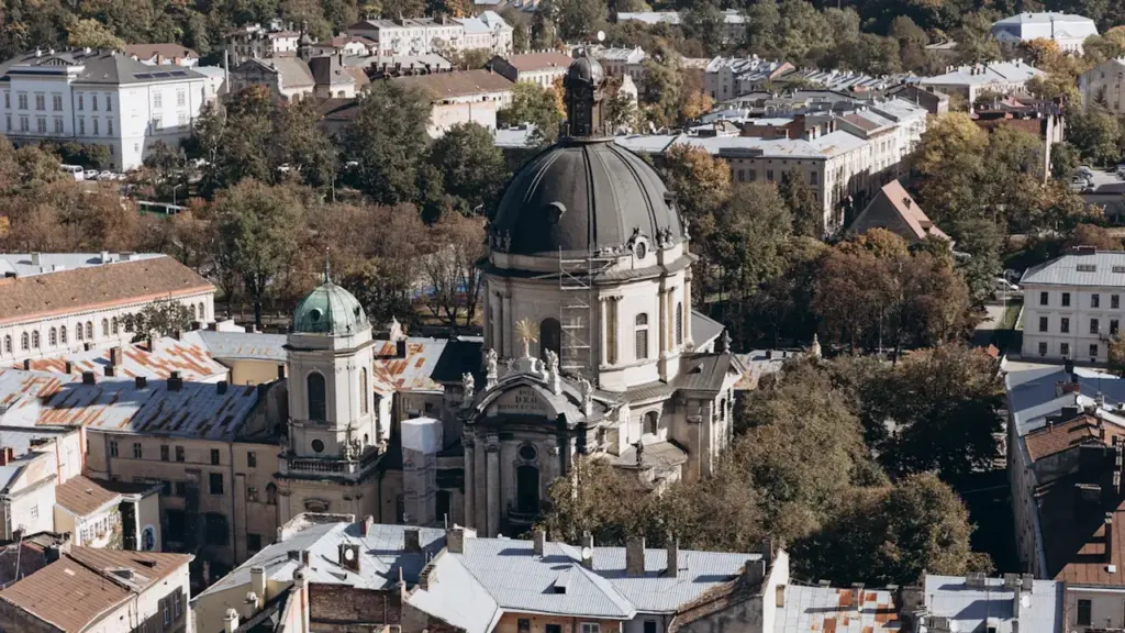 Panoraamvaade tiheda hoonestusega linnale, mis sümboliseerib linnaelu ja kohalikku omavalitsust.