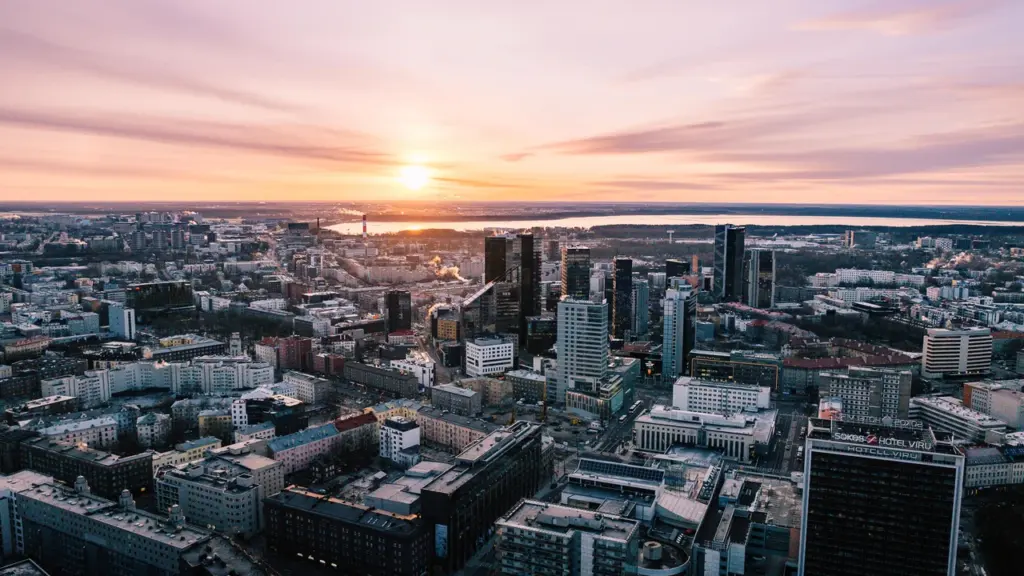 Panoraamvaade Tallinna kesklinnale päikeseloojangu ajal, esiplaanil Viru hotell ja kõrghooned.