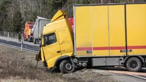 Joobetunnustega veokijuht sõitis Kohilas kahele veokile otsa
