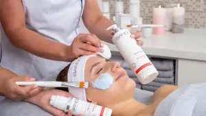 Kosmeetik teeb naisele näohooldust professionaalsete ilutoodetega hubases salongikeskkonnas.
