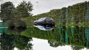 Must auto vee all peegeldumas Tartu üleujutatud parklas pärast tugevat vihmasadu.