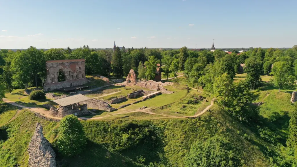 Vaade Viljandi ordulinnuse varemetele suvisel ajal droonifotol, ümbritsetud lopsakast rohelusest.