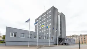 Kõrge hall büroohoone, mille ees lehvivad Eesti, Ukraina ja Euroopa Liidu lipud.